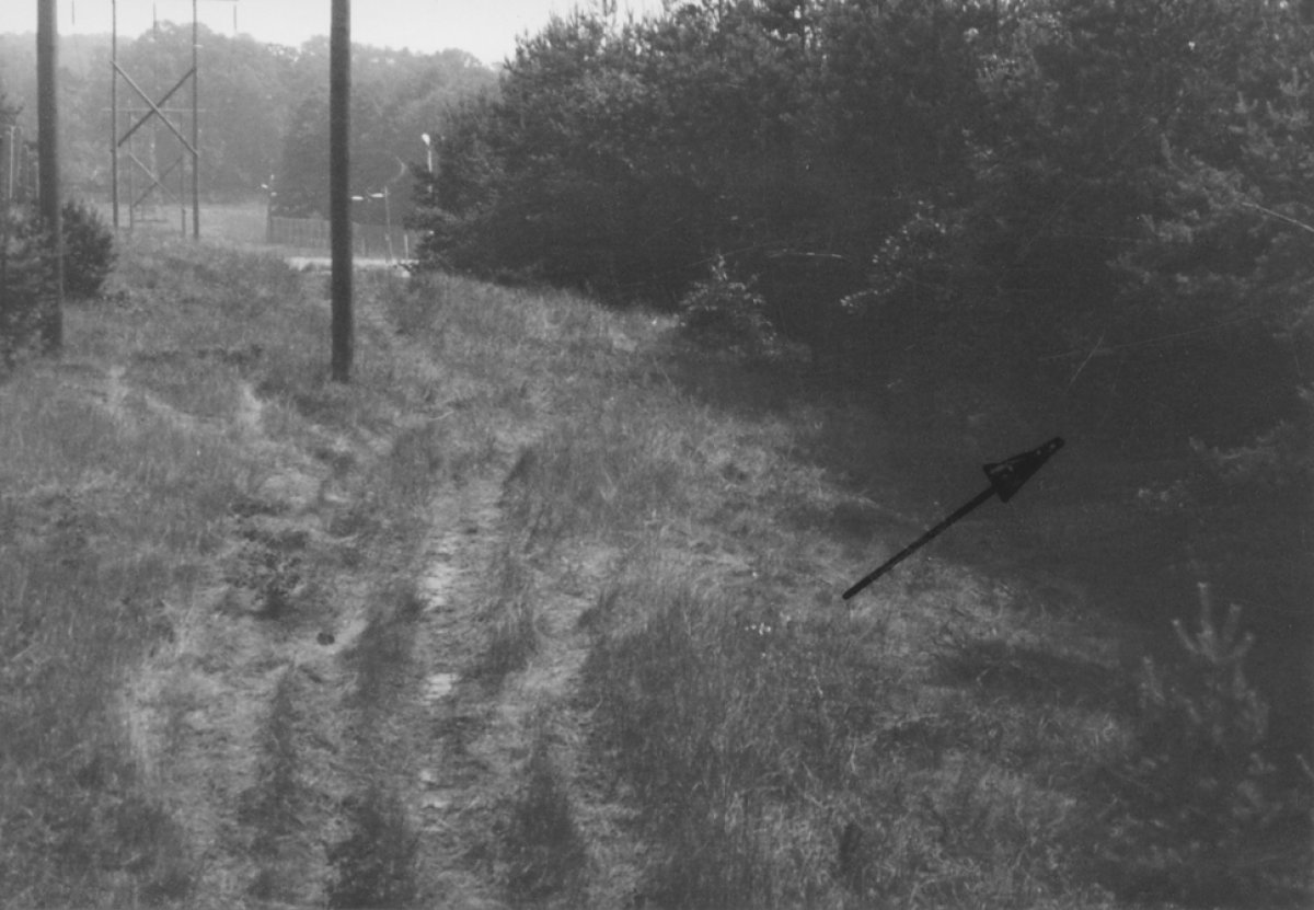 Willi Born, Selbsttötung an der Berliner Mauer: Tatortfoto der DDR-Grenztruppen mit markiertem Fluchtort im Waldstreifen von Bergfelde, 7. Juli 1970 Willi Born, Selbsttötung an der Berliner Mauer: Tatortfoto der DDR-Grenztruppen mit markiertem Fluchtort im Waldstreifen von Bergfelde, 7. Juli 1970