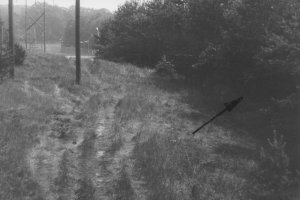 Willi Born, Selbsttötung an der Berliner Mauer: Tatortfoto der DDR-Grenztruppen mit markiertem Fluchtort im Waldstreifen von Bergfelde, 7. Juli 1970