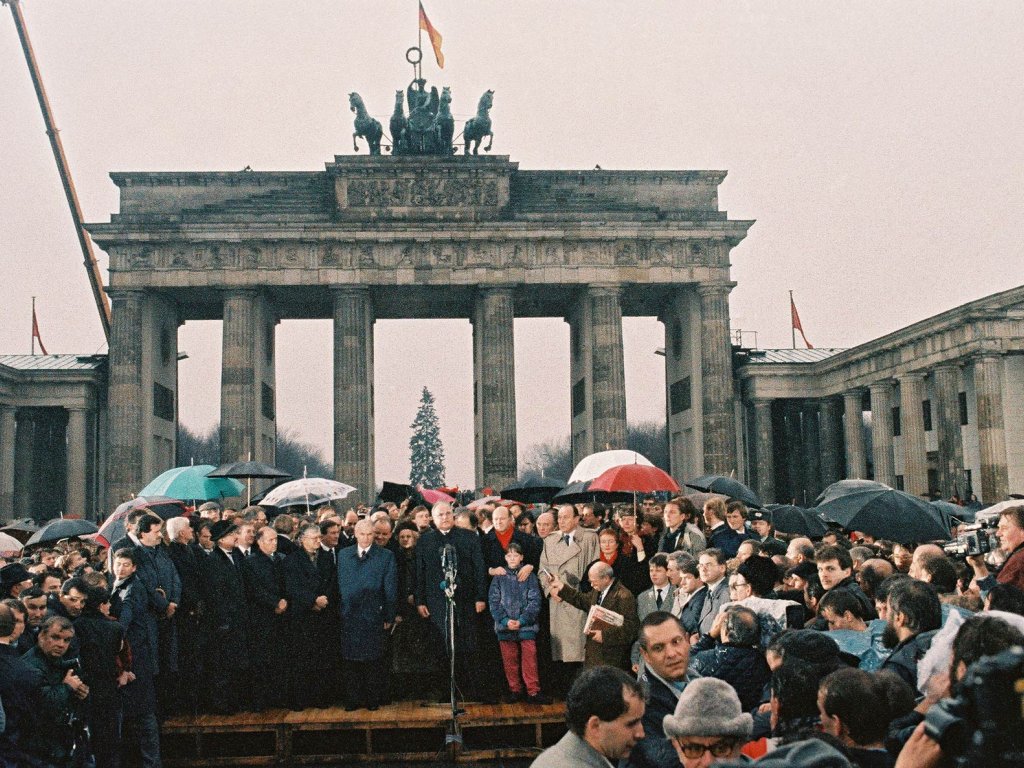 Opening of a new border crossing at the Brandenburg Gate, 22. December 1989