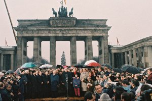 Opening of a new border crossing at the Brandenburg Gate, 22. December 1989