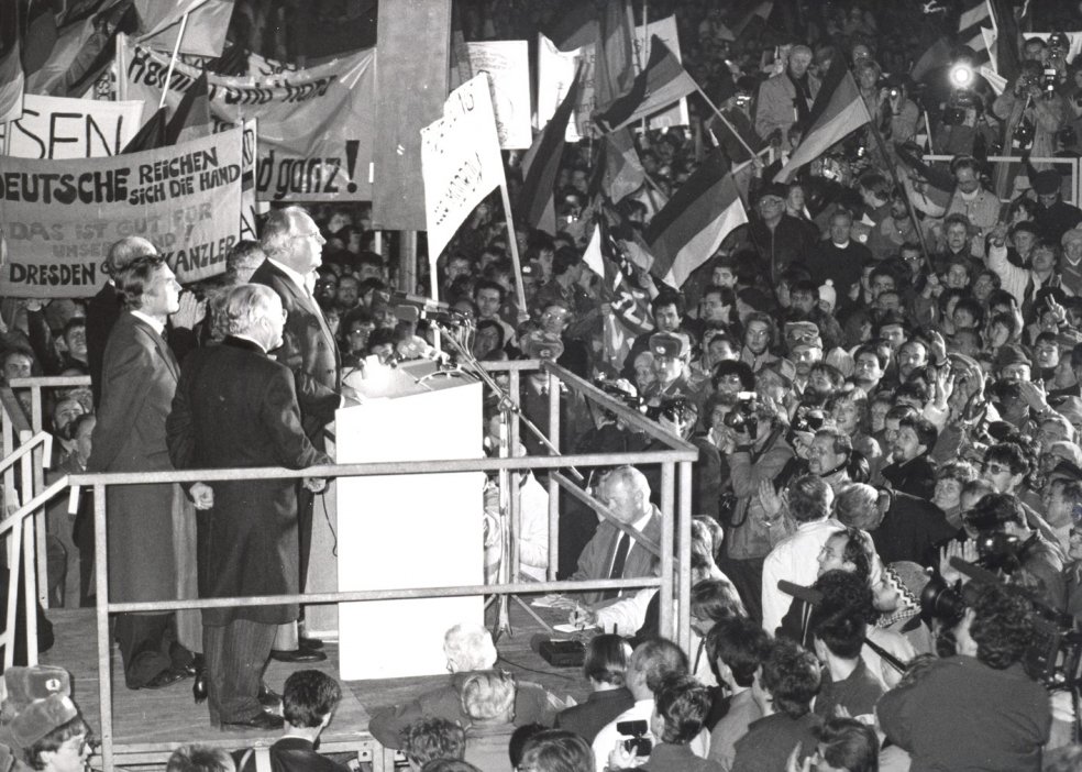 Meeting of heads of government in Dresden: Kohl speaks at the Altmarkt, 19 December 1989