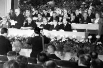 Proklamation der Deutschen Demokratischen Republik (am Mikrophon: Wilhelm Pieck, Präsident der DDR); Aufnahme 7. Oktober 1949