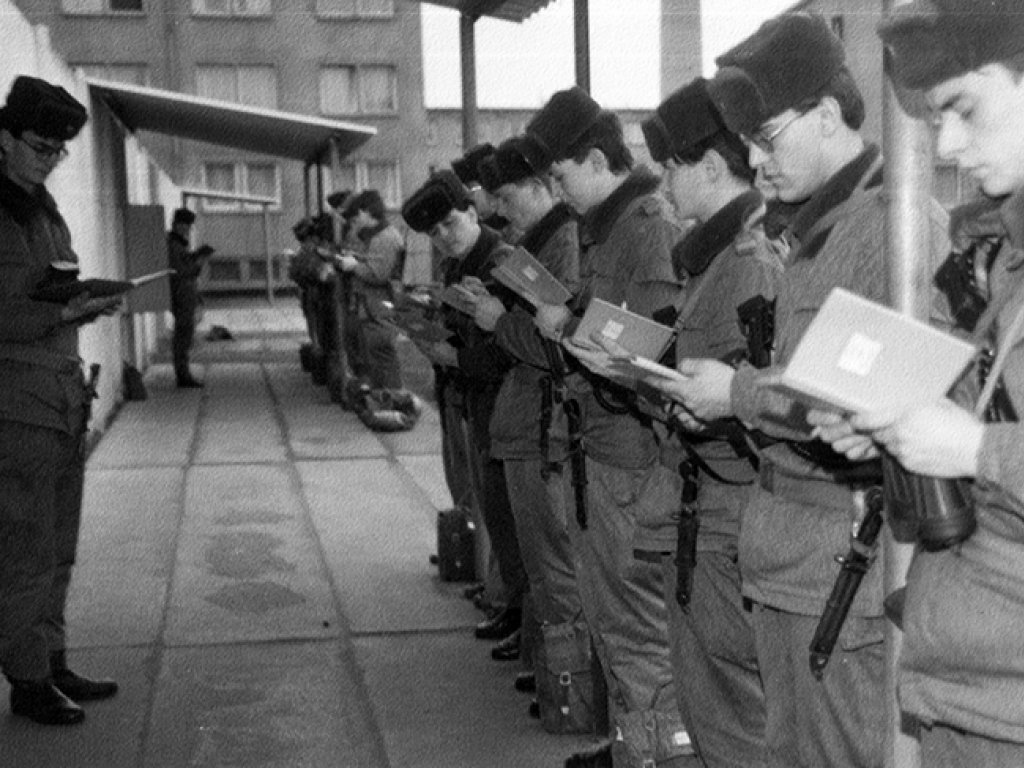 Tägliche Befehlserteilung an die Grenzsoldaten vor Dienstantritt: "Grenzverletzer sind festzunehmen oder zu vernichten"