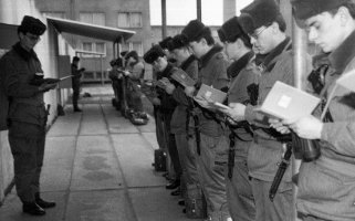 Tägliche Befehlserteilung an die Grenzsoldaten vor Dienstantritt: "Grenzverletzer sind festzunehmen oder zu vernichten"