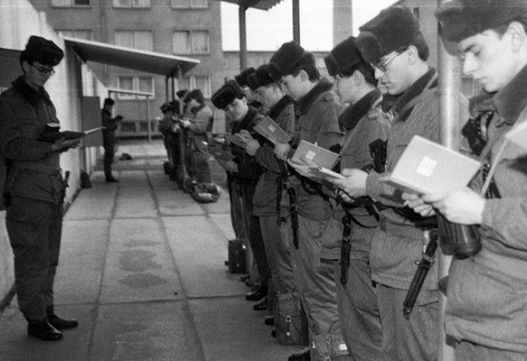 Tägliche Befehlserteilung an die Grenzsoldaten vor Dienstantritt: "Grenzverletzer sind festzunehmen oder zu vernichten"