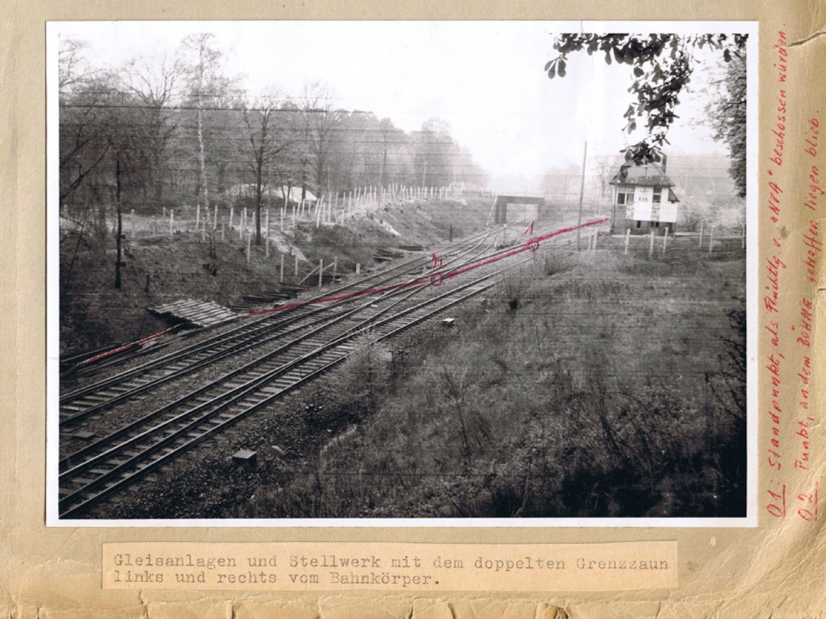Peter Böhme, shot dead at the Berlin Wall: West Berlin police crime site photo of the place where the exchange of fire occurred at the outer ring between Potsdam-Babelsberg and Berlin-Zehlendorf [April 18, 1962]
