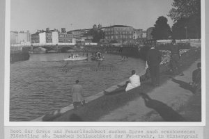 Axel Hannemann, shot dead in the Berlin border waters: West Berlin police crime site photo of the East German border police and firemen searching for Axel Hannemann in the Spree near the Reichstag building [June 5, 1962]