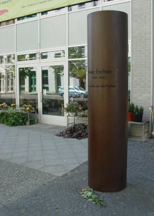 Peter Fechter, shot dead at the Berlin Wall: Memorial column for Peter Fechter on Zimmerstrasse in Berlin [photo: 2005]