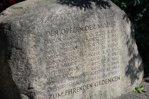 Ernst Mundt, shot dead at the Berlin Wall: Memorial stone on Bernauer Strasse in Berlin-Wedding (photo: 2005)