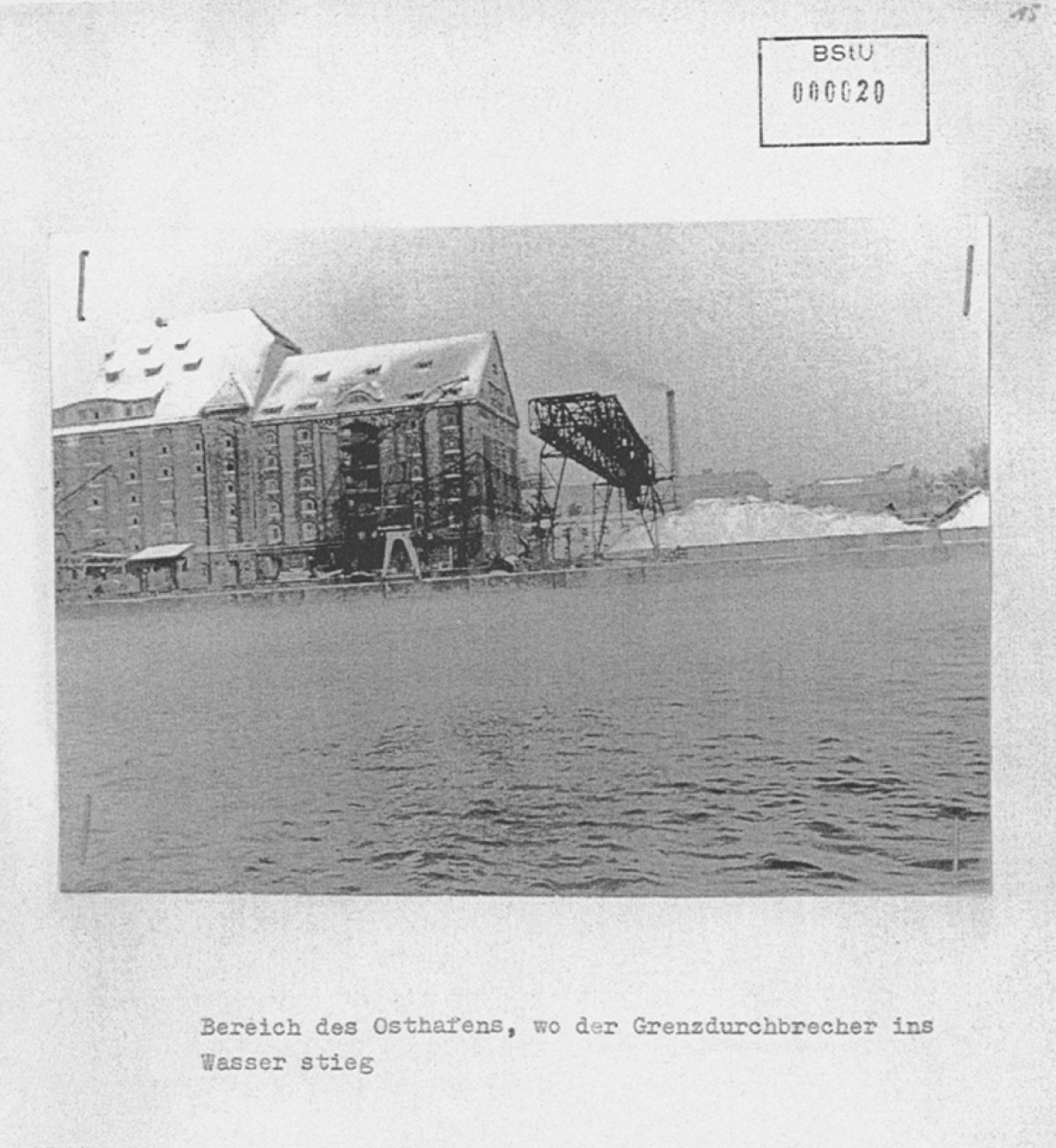 Hans Räwel, shot dead in the Berlin border waters: East German border guards crime site photo of the Osthafen between Berlin-Friedrichshain and Berlin-Kreuzber [Jan. 1, 1963]