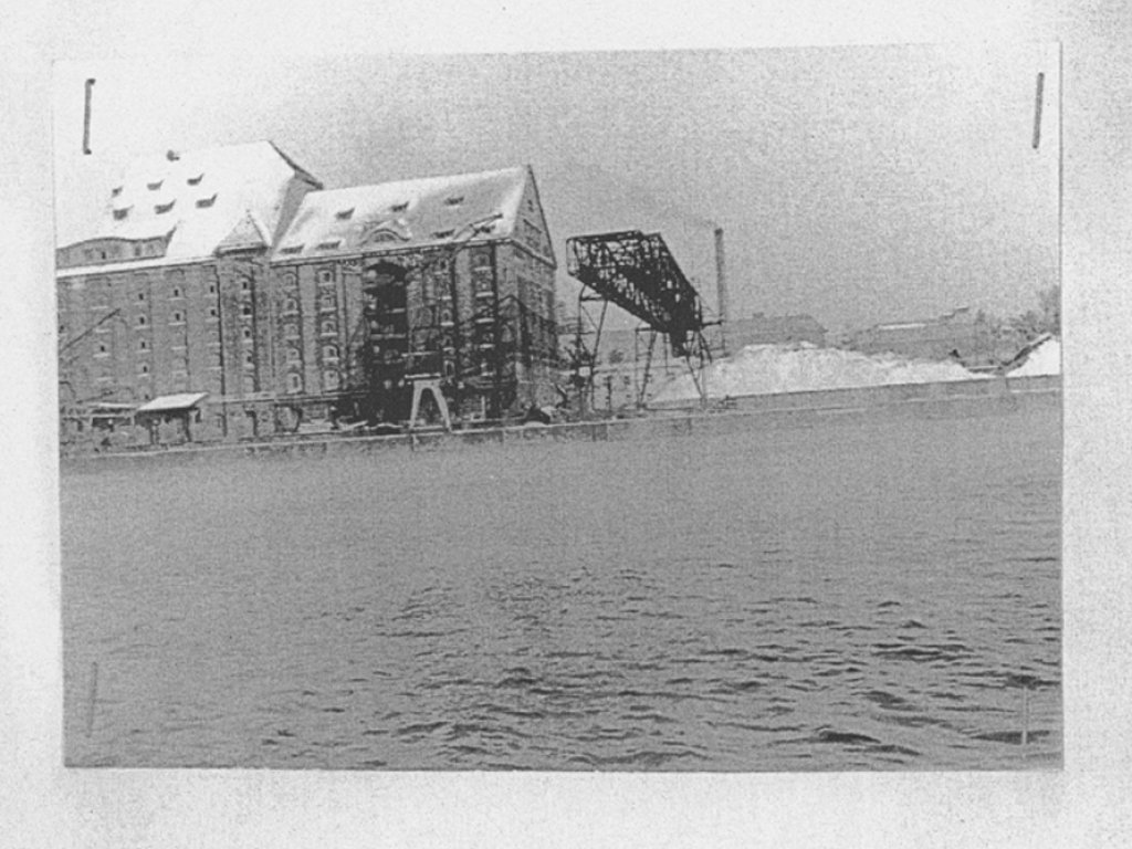 Hans Räwel, shot dead in the Berlin border waters: East German border guards crime site photo of the Osthafen between Berlin-Friedrichshain and Berlin-Kreuzber [Jan. 1, 1963]