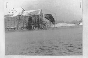 Hans Räwel, shot dead in the Berlin border waters: East German border guards crime site photo of the Osthafen between Berlin-Friedrichshain and Berlin-Kreuzber [Jan. 1, 1963]