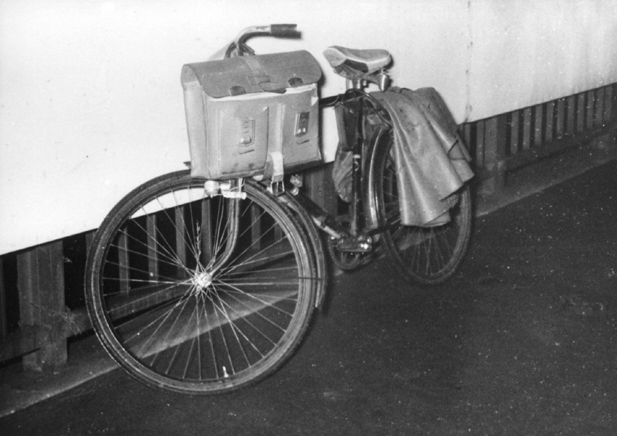 Klaus Schröter, shot and drowned in the Berlin border waters: MfS photo of Klaus Schröter’s bicycle on the Marschall Bridge [Nov. 4, 1963]