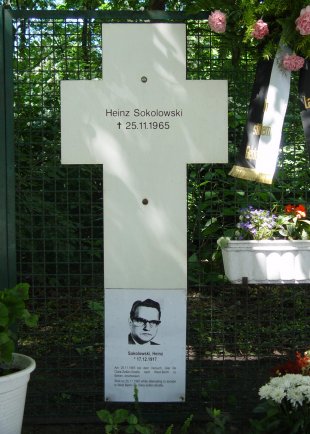 Heinz Sokolowski, shot dead at the Berlin Wall: Memorial cross at the Berlin Reichstag (photo: 2005)