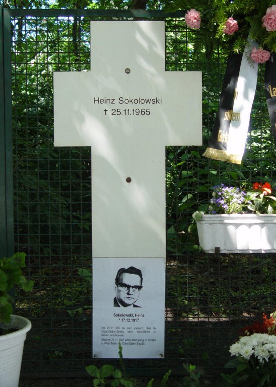 Heinz Sokolowski, shot dead at the Berlin Wall: Memorial cross at the Berlin Reichstag (photo: 2005)