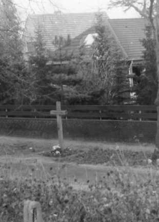 Willi Block, shot dead at the Berlin Wall: MfS photo of the memorial cross near Finkenkruger Weg on the West Berlin side [August 1978]