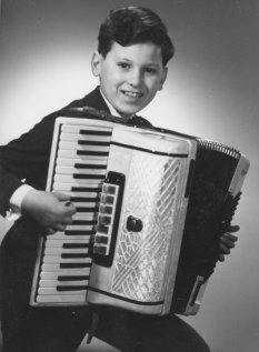 Dietmar Schwietzer, shot dead at the Berlin Wall: As a schoolchild with accordion (date of photo not known)