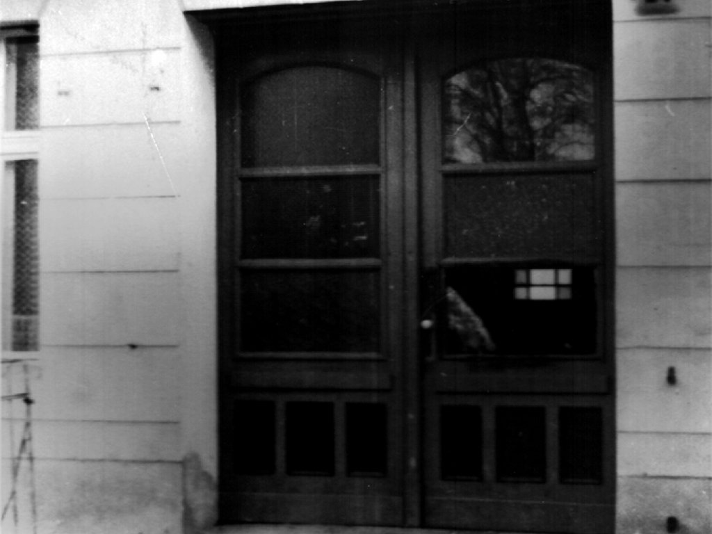 Michael Schmidt, shot dead at the Berlin Wall: MfS photo of escape route through a building on the border in Berlin-Pankow [Dec. 1, 1984]