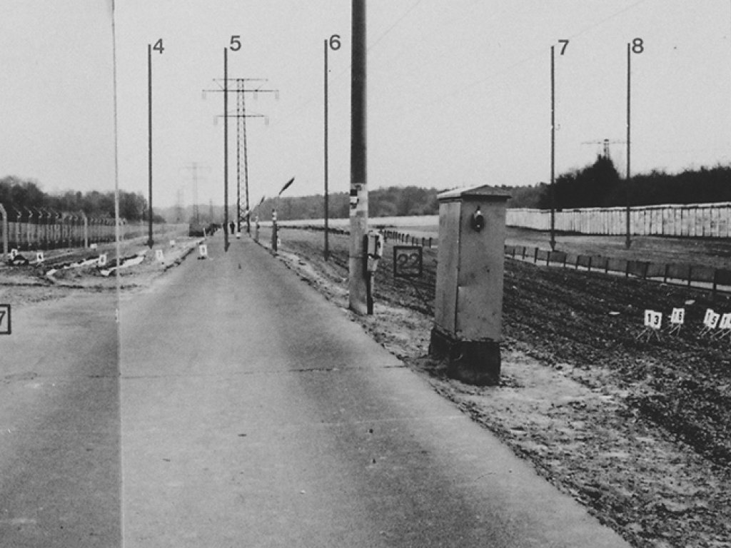 Ulrich Steinhauer, shot dead at the Berlin Wall: MfS crime site photo of the border strip between Schönwalde and Berlin-Spandau with caption (II) [Nov. 4, 1980]
