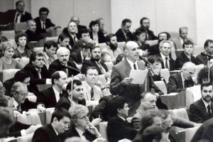 At the start of the special Volkskammer session, the speaker of the DSU parliamentary party, Jürgen Schwarz, moves to have the accession of the GDR to the Federal Republic as the first item on the agenda.