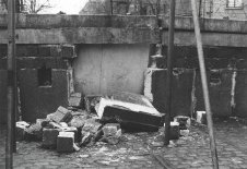 Gelungene Flucht mit einem gestohlenen Panzer, 17. April 1963: Die Durchbruchstelle in der Berliner Mauer, notdürftig geflickt