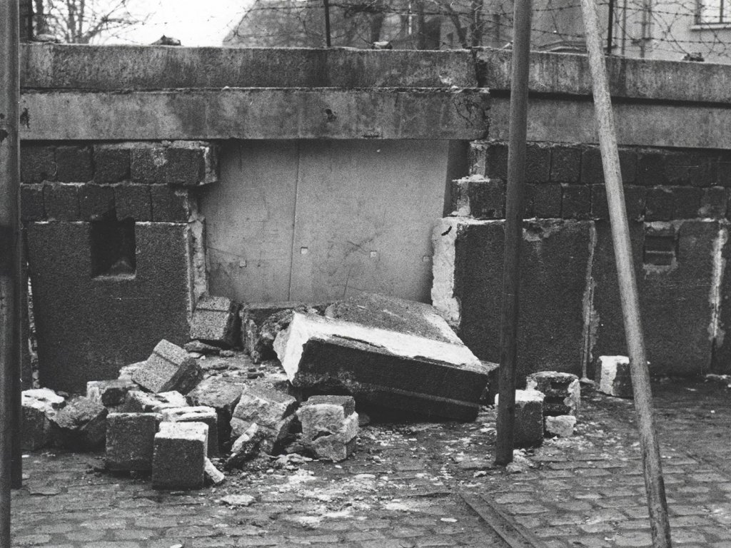 Gelungene Flucht mit einem gestohlenen Panzer, 17. April 1963: Die Durchbruchstelle in der Berliner Mauer, notdürftig geflickt