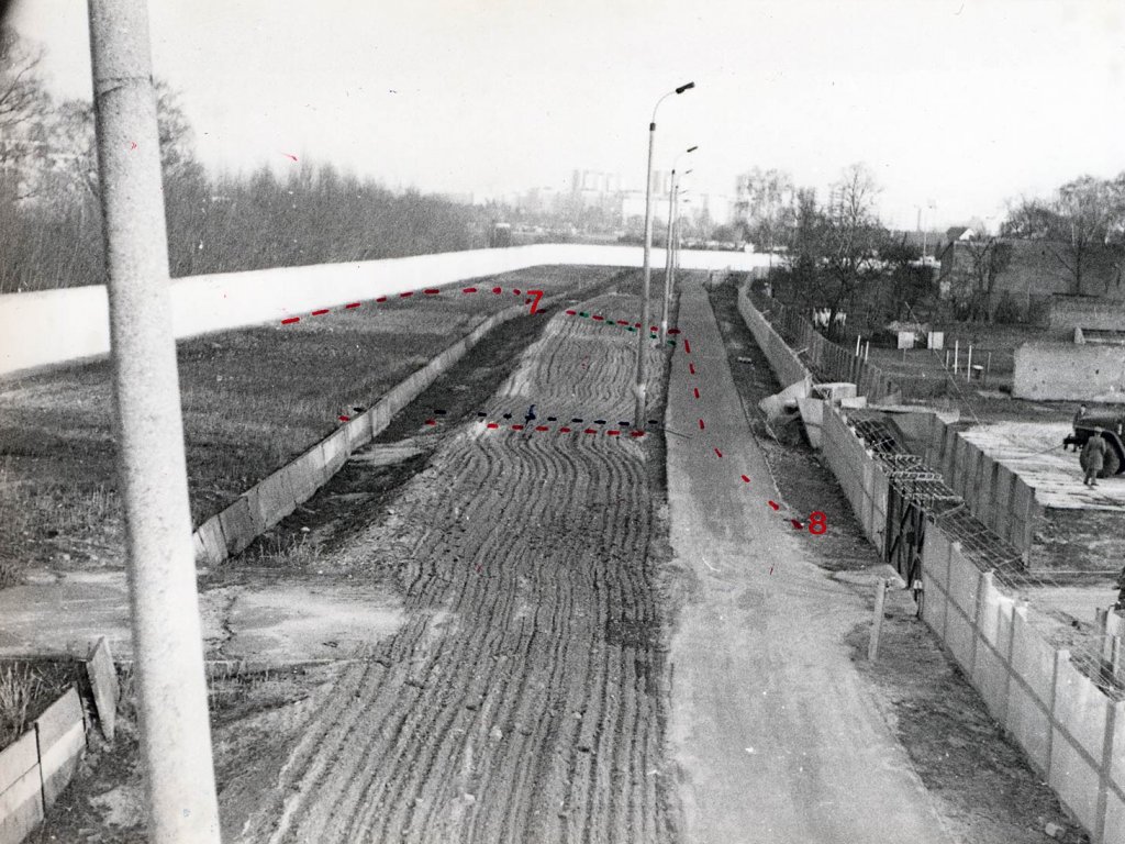 Spuren der Flüchtlinge im Todesstreifen: Gescheiterte Flucht dreier junger Männer mit einem LKW in Staaken, 10. März 1989