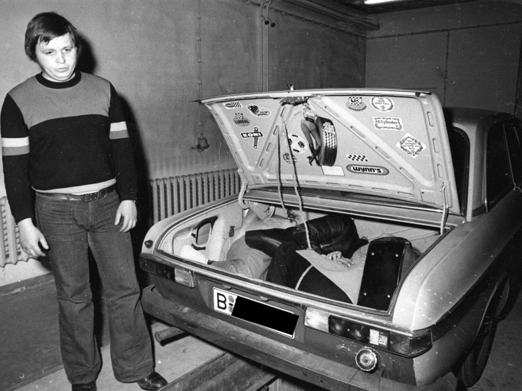 Die Stasi erzwingt die Nachstellung des Fluchtversuchs in einer Garage am Grenzübergang Drewitz – Hartmut Richter: 33 Menschen zur Flucht verholfen, dann inhaftiert, 4. März 1975