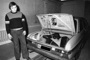 Die Stasi erzwingt die Nachstellung des Fluchtversuchs in einer Garage am Grenzübergang Drewitz – Hartmut Richter: 33 Menschen zur Flucht verholfen, dann inhaftiert, 4. März 1975