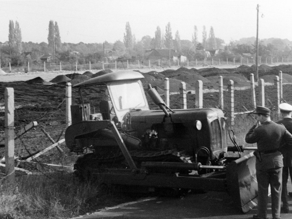Beherzter Sprung aus dem Maschinenhaus: Gelungene Flucht eines Grenzpolizisten mit einer Raupe, 18. Oktober 1963 Beherzter Sprung aus dem Maschinenhaus: Gelungene Flucht eines Grenzpolizisten mit einer Raupe, 18. Oktober 1963