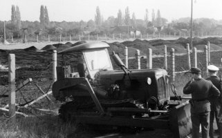 Beherzter Sprung aus dem Maschinenhaus: Gelungene Flucht eines Grenzpolizisten mit einer Raupe, 18. Oktober 1963