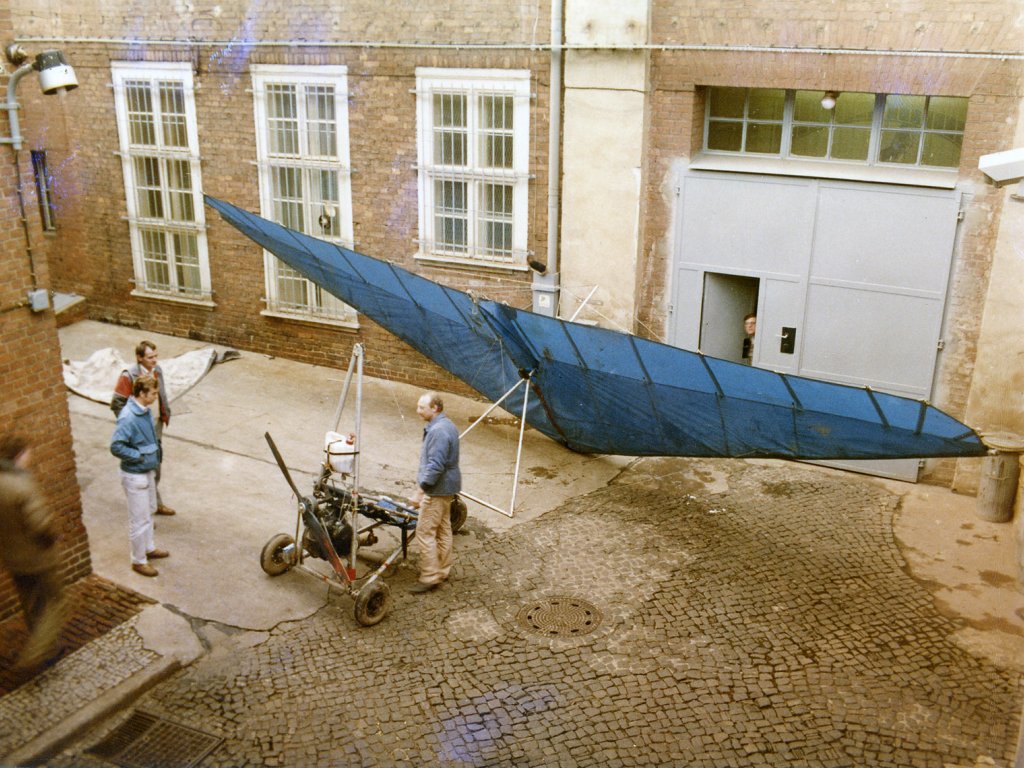 Aluminiumrohre und Zweiblatt-Propeller aus Ungarn - Auf dem Hof des Potsdamer Stasi-Untersuchungsgefängnisses wird der Fluggleiter zusammengebaut und als „Beweismittel“ fotografiert: Gescheiterte Flucht mit einem Drachen-Fluggleiter in der Nähe von Potsda