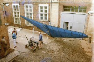 Aluminiumrohre und Zweiblatt-Propeller aus Ungarn - Auf dem Hof des Potsdamer Stasi-Untersuchungsgefängnisses wird der Fluggleiter zusammengebaut und als „Beweismittel“ fotografiert: Gescheiterte Flucht mit einem Drachen-Fluggleiter in der Nähe von Potsda