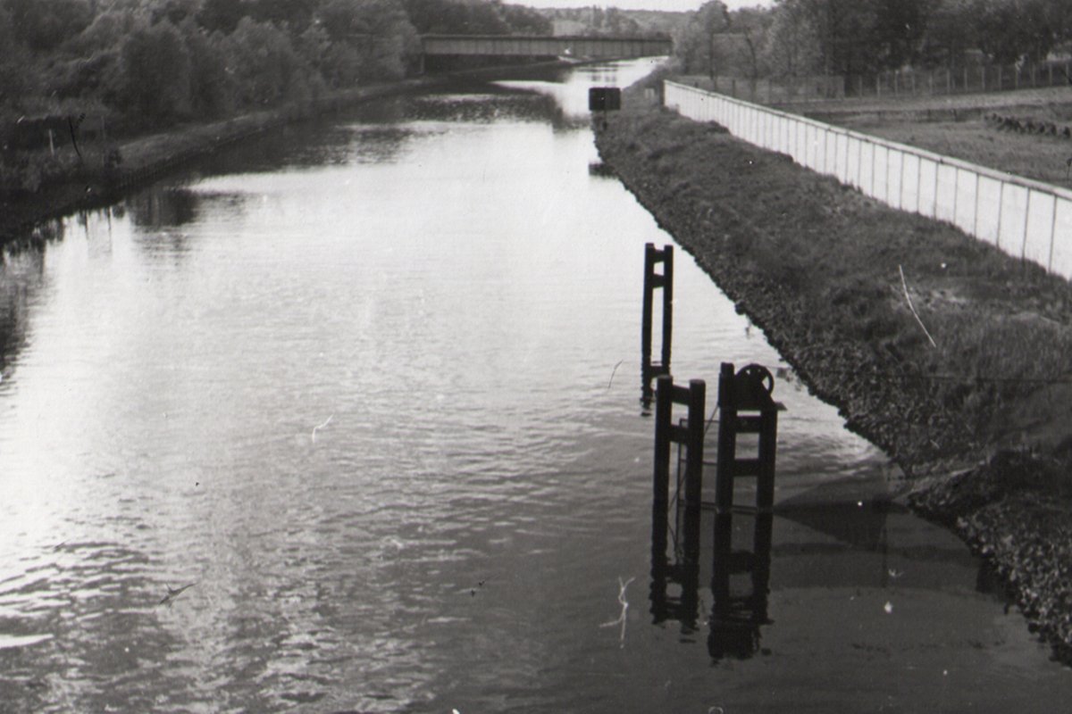 Teltowkanal, ehemaliger DDR-Wasser-Grenzübergang Dreilinden, Blick auf die stillgelegte Autobahnbrücke des alten AVUS-Zubringers, Aufnahme 1980er Jahre Wasser-GrenzüberganTeltowkanal, ehemaliger DDR-Wasser-Grenzübergang Dreilinden, Blick auf die stillgelegte Autobahnbrücke des alten AVUS-Zubringers, Aufnahme 1980er Jahre