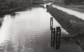 Wasser-GrenzüberganTeltowkanal, ehemaliger DDR-Wasser-Grenzübergang Dreilinden, Blick auf die stillgelegte Autobahnbrücke des alten AVUS-Zubringers, Aufnahme 1980er Jahre