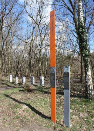 Peter Hauptmann: Erinnerungsstele in der Bernhard-Beyer-Straße nahe Steinstücken in Potsdam-Babelsberg