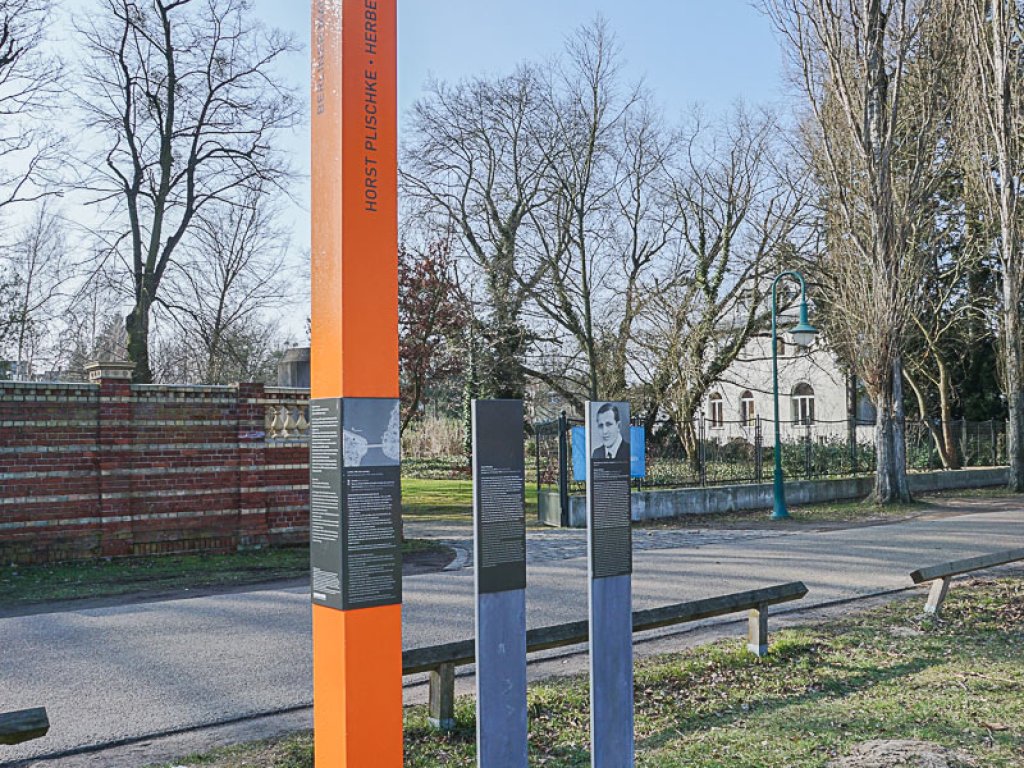 Herbert Mende: Erinnerungsstele westlich der Glienicker Brücke in Potsdam, gegenüber der Villa Schöningen