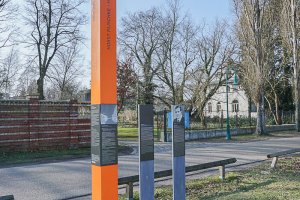 Herbert Mende: Erinnerungsstele westlich der Glienicker Br&uuml;cke in Potsdam, gegen&uuml;ber der Villa Sch&ouml;ningen