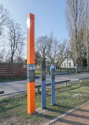 Herbert Mende: Erinnerungsstele westlich der Glienicker Brücke in Potsdam, gegenüber der Villa Schöningen