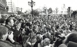 "Sunday discussions" with the theme "Open Doors – Open Words" begin in front of the "Rotes Rathaus" and in the "Kongresshalle". Günther Schabowski, First Secretary of the SED district leadership, holds discussions with the demonstrators, October 1989