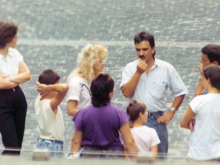 DDR-Bürger hoffen auf dem Hof der Ständigen Vertretung der Bundesrepublik Deutschland auf ihre Ausreise in die BRD, 13. August 1989