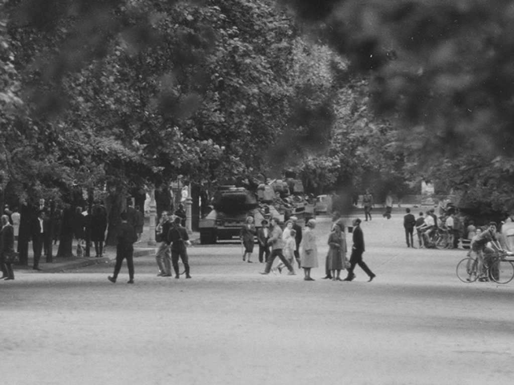 Panzer als zweite Sicherungsstaffel, um Durchbrüche von Ost-Berlinern an die Sektorengrenze zu verhindern; Aufnahme 13. August 1961