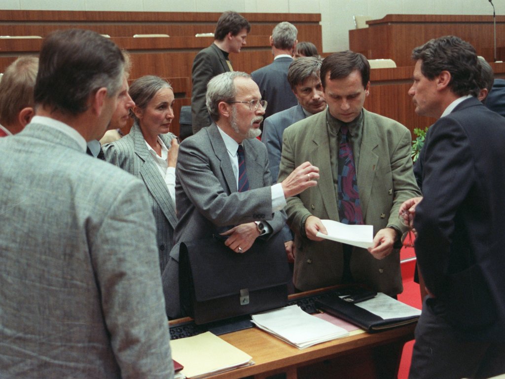 Miniterpräsident Lothar de Maiziere (Mitte l.) und CDU-Fraktionschef Günther Krause (Mitte r.) sowie weitere Abgeordnete im Gespräch während einer Pause der 29. Tagung der Volkskammer der DDR am 23. August 1990 (Foto: picture-alliance/ ZB) Miniterpräsident Lothar de Maiziere (Mitte l.) und CDU-Fraktionschef Günther Krause (Mitte r.) sowie weitere Abgeordnete im Gespräch während einer Pause der 29. Tagung der Volkskammer der DDR am 23. August 1990 (Foto: picture-alliance/ ZB)