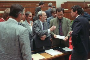 Miniterpräsident Lothar de Maiziere (Mitte l.) und CDU-Fraktionschef Günther Krause (Mitte r.) sowie weitere Abgeordnete im Gespräch während einer Pause der 29. Tagung der Volkskammer der DDR am 23. August 1990 (Foto: picture-alliance/ ZB)