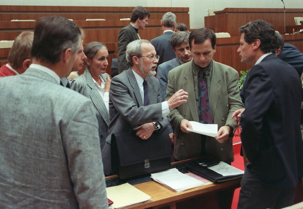 Miniterpräsident Lothar de Maiziere (Mitte l.) und CDU-Fraktionschef Günther Krause (Mitte r.) sowie weitere Abgeordnete im Gespräch während einer Pause der 29. Tagung der Volkskammer der DDR am 23. August 1990 (Foto: picture-alliance/ ZB)