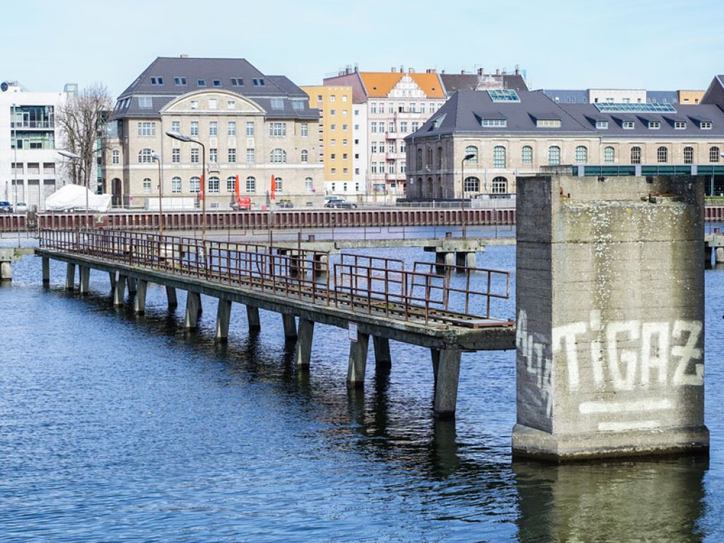 Wasser-Sperre der DDR-Grenzanlagen auf der Spree am Osthafen in Berlin-Treptow (4); Aufnahme 2015