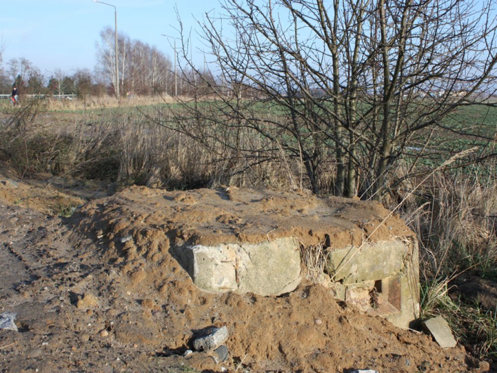 Reste eines Zwei-Mann-Bunkers der DDR-Grenzanlagen in Berlin-Schönefeld (1); Aufnahme 2015