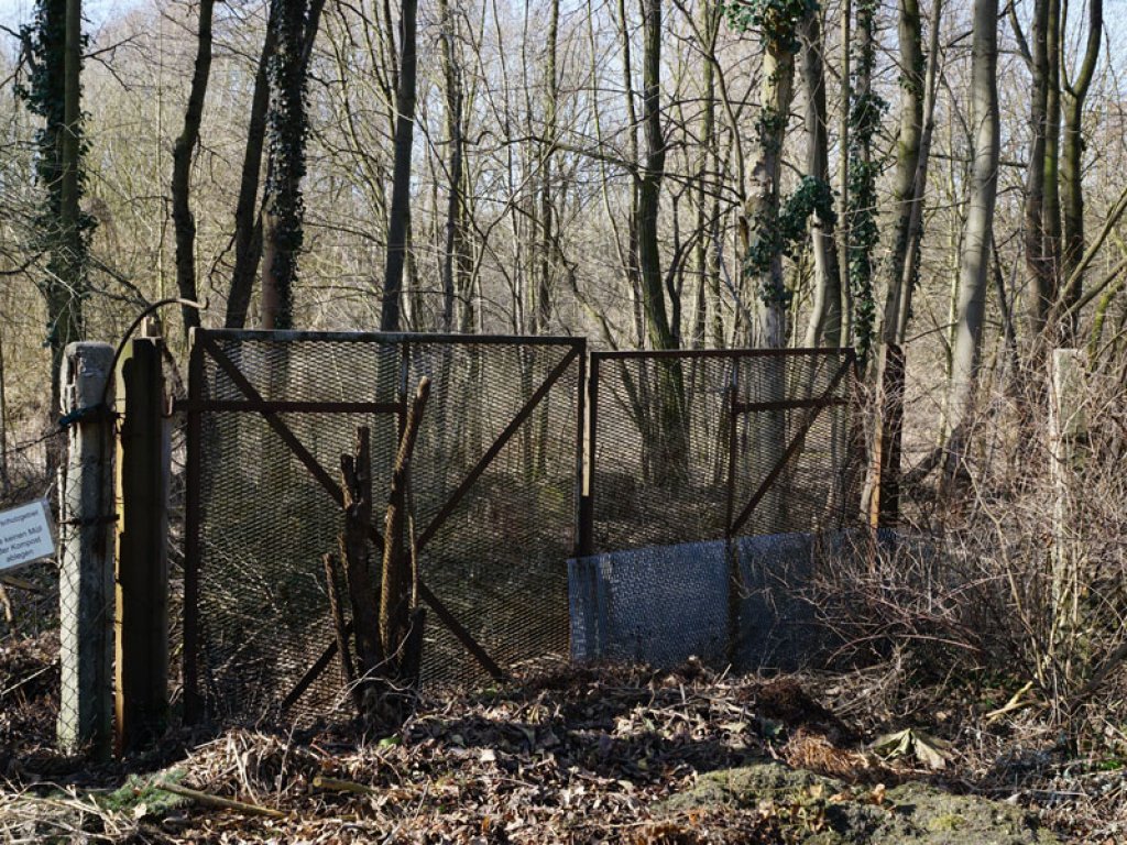 Einfahrtstor zum Todesstreifen der DDR-Grenzanlagen in Teltow-Seehof; Aufnahme 2015