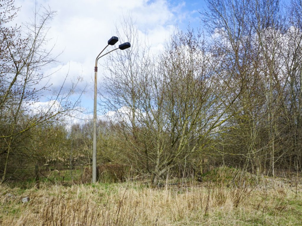 Doppelbogenlampe zur Vorfeldsicherung der DDR-Grenzanlagen in Teltow; Aufnahme 2015
