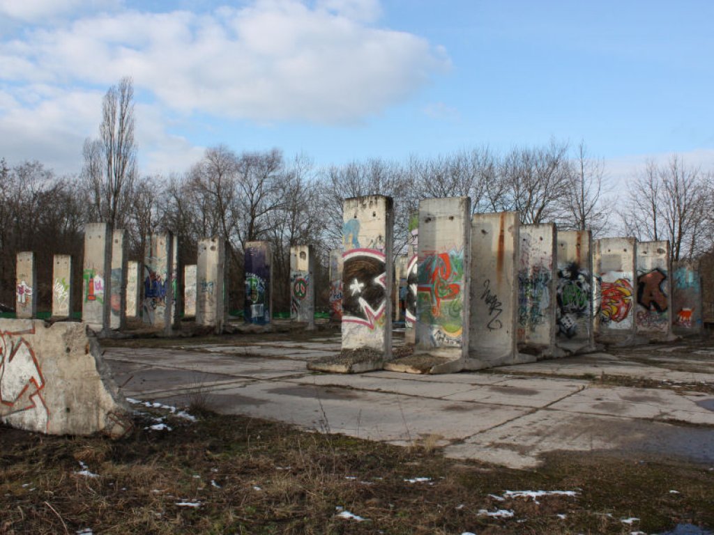 Ausstellung von Mauer-Segmenten auf dem Gelände des ehemaligen Betonwerks Teltow (4); Aufnahme 2015
